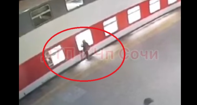На сочинском вокзале девочка упала на железнодорожные пути. Видео