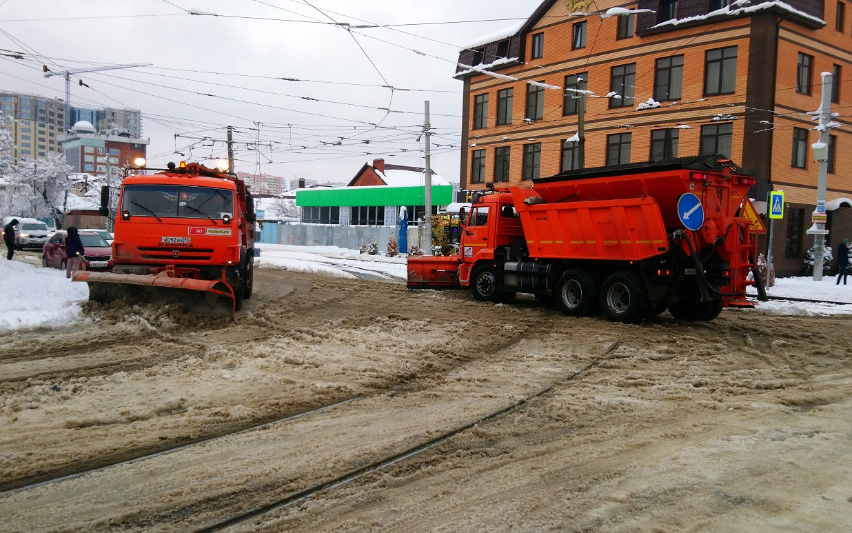 На дороги Краснодара вышли 42 комбинированные дорожные машины