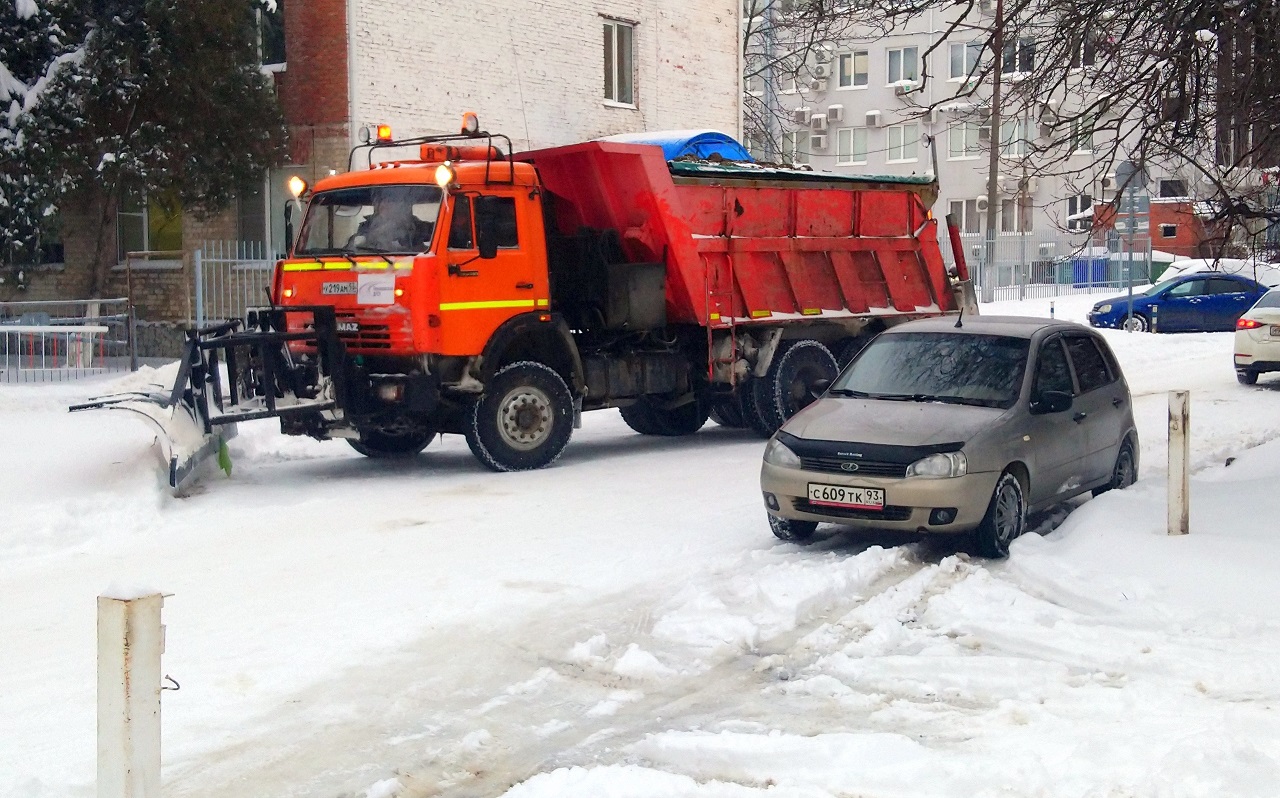 К расчистке дорог Краснодара от снега подготовили 127 единиц спецтехники