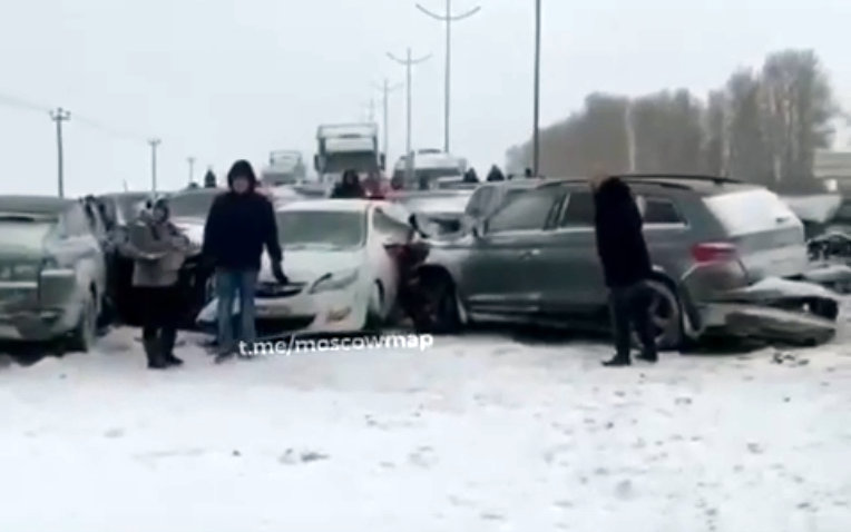 Более 40 автомобилей столкнулись на М4 в Тульской области