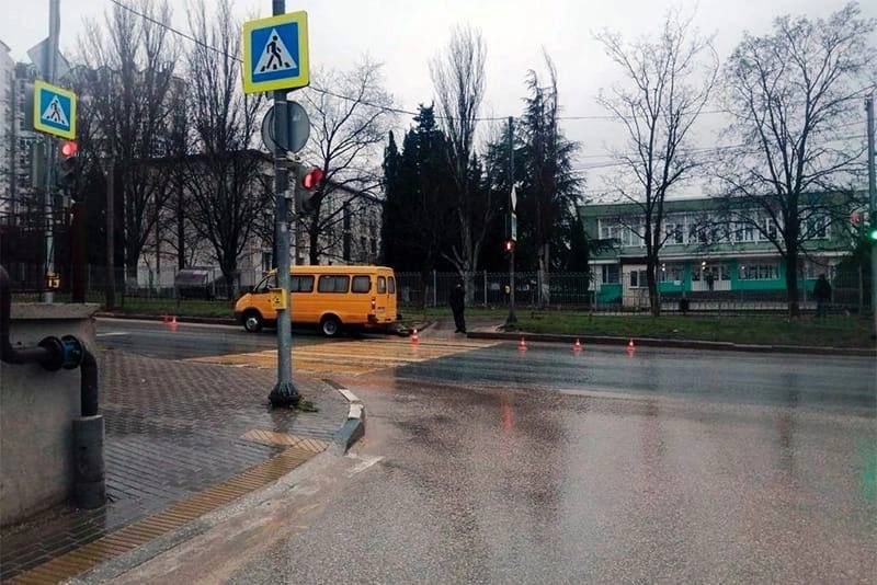 В Севастополе школьница попала под колёса маршрутки