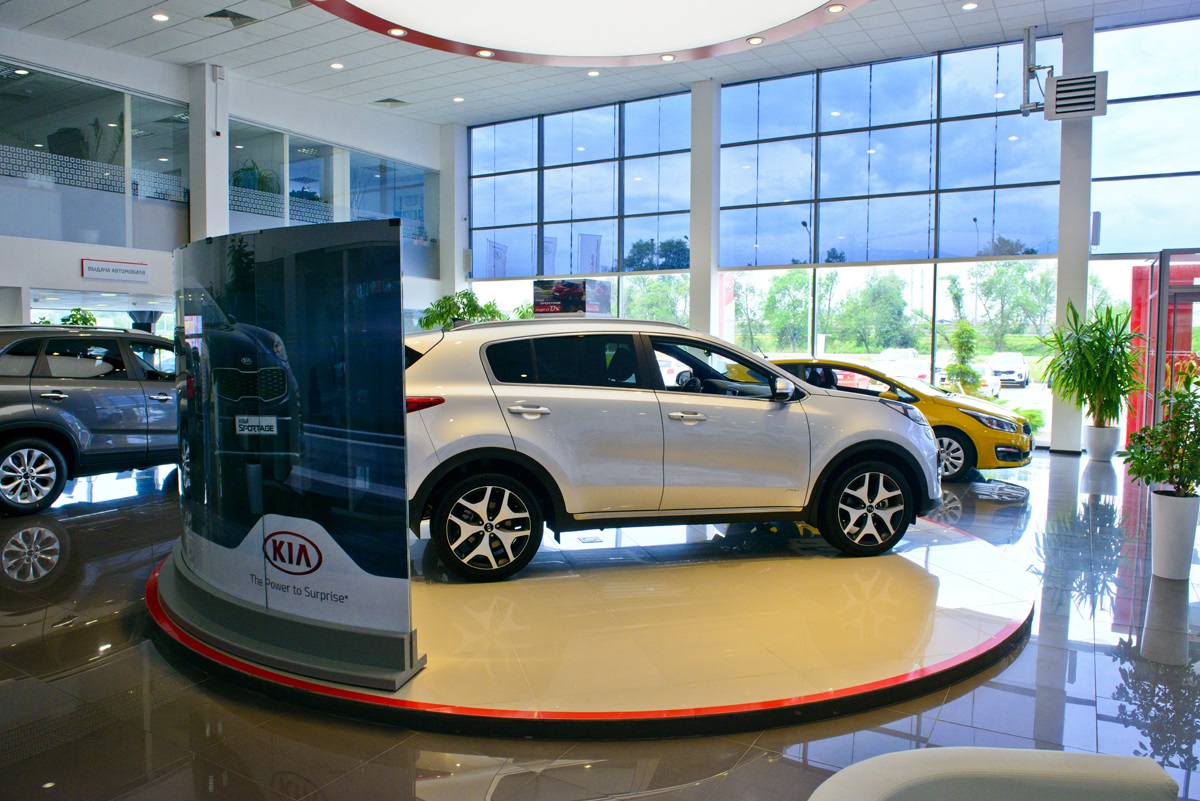 Продажи новых легковых авто в России в январе упали почти на 4 процента